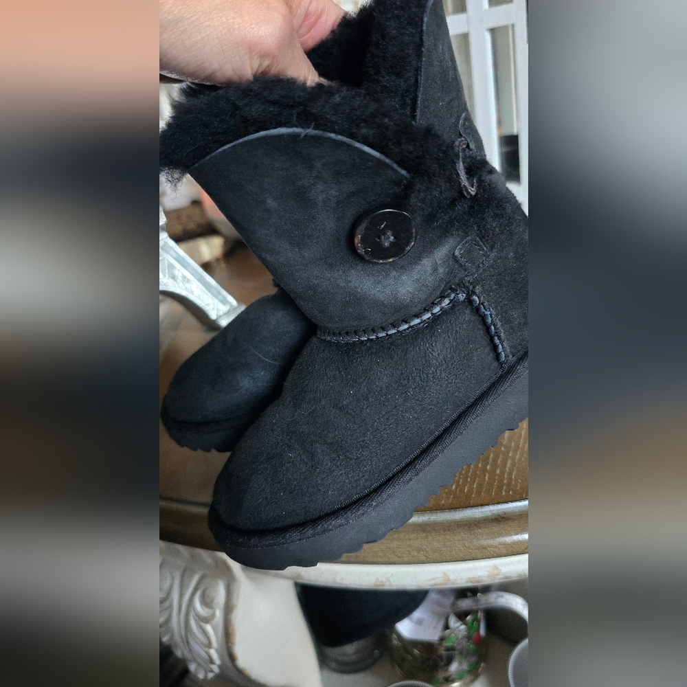 UGG - Picture 12 of 17
